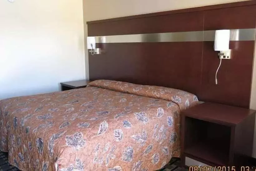 ホテル Taylor Village Inn And Suites