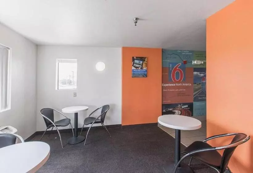 Motel 6 Omaha Central