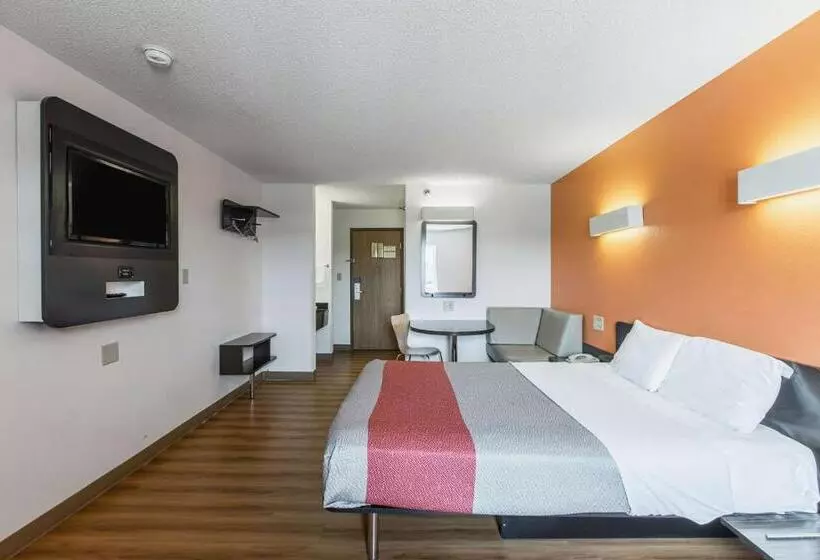 Motel 6 Omaha Central
