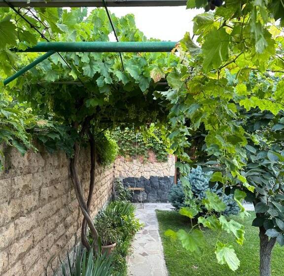 پانسیون Green Garden Guest House