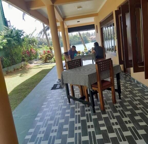 مبيت وإفطار Queen S Inn