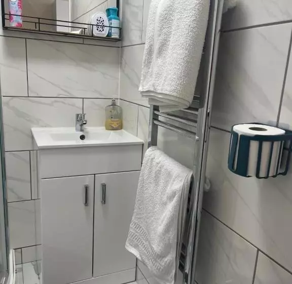 Aamiaismajoitus (B&B) Self Contained Room, En Suite With Separate Lockable Front Door, Located In An Exclusive Area