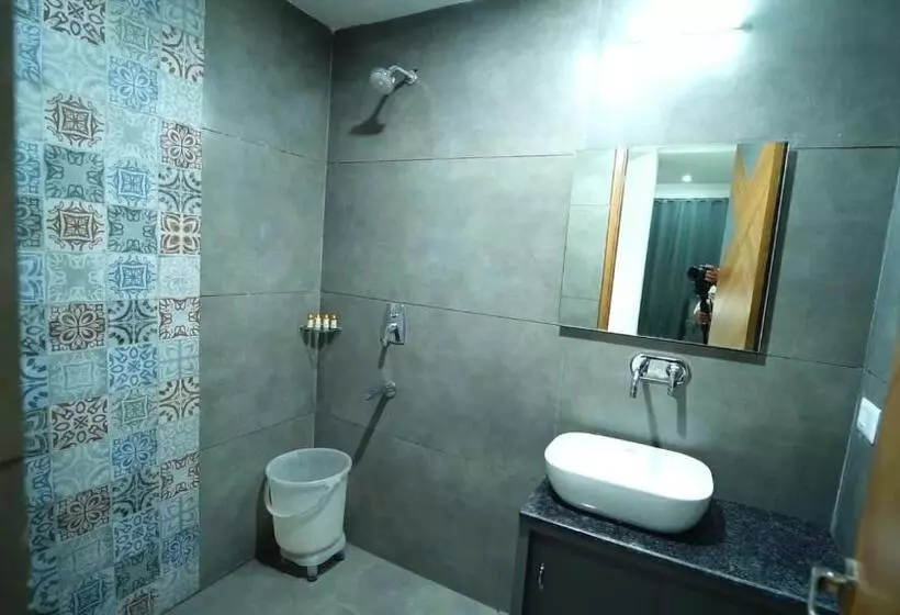 هتل Royal Crown Erica, Zirakpur