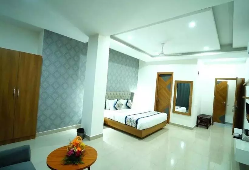 هتل Royal Crown Erica, Zirakpur