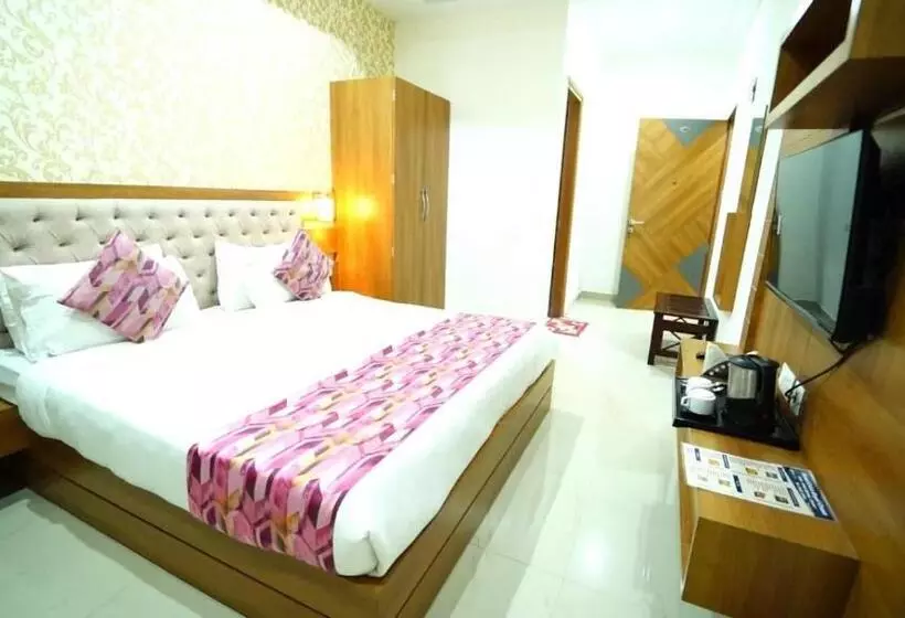 هتل Royal Crown Erica, Zirakpur