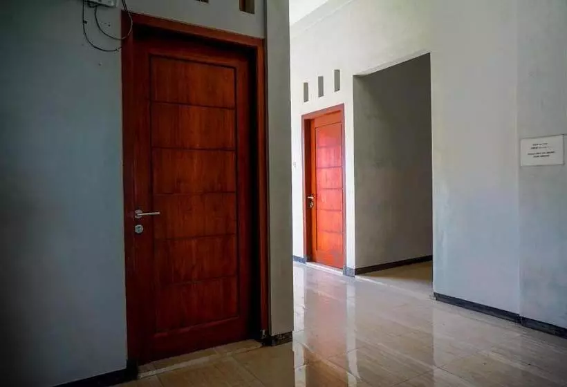 ホテル Hkp Homestay Redpartner Blitar