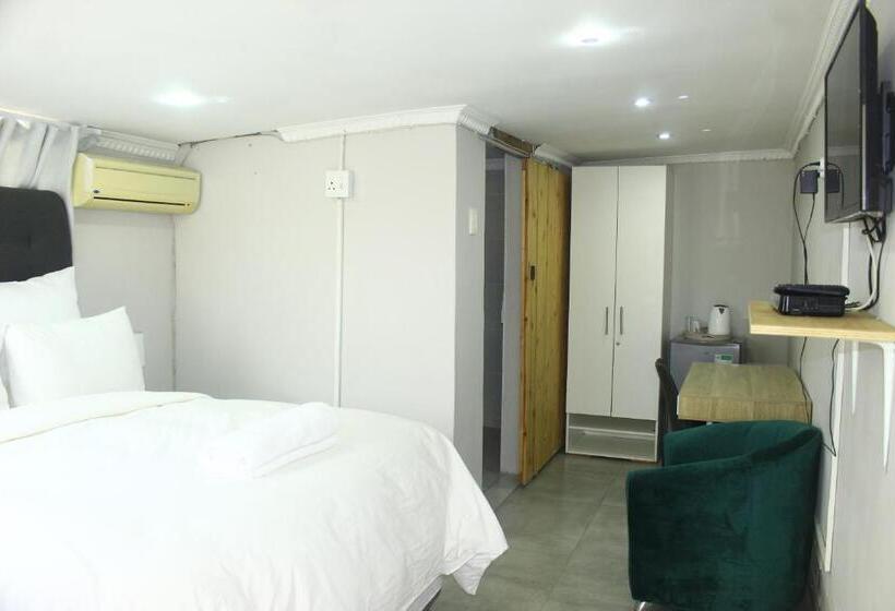 פנסיון Suprime Hotels And Conference