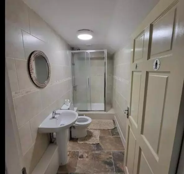 Majatalo The Dublin Packet Family Room 4