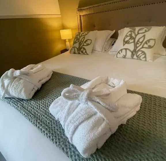 Aamiaismajoitus (B&B) Les 15 Chenes Chambres D Hôtes, Parc Arboré De 5000 M2 à 20km Du Puydufou Une Suite Familiale Et 3 C