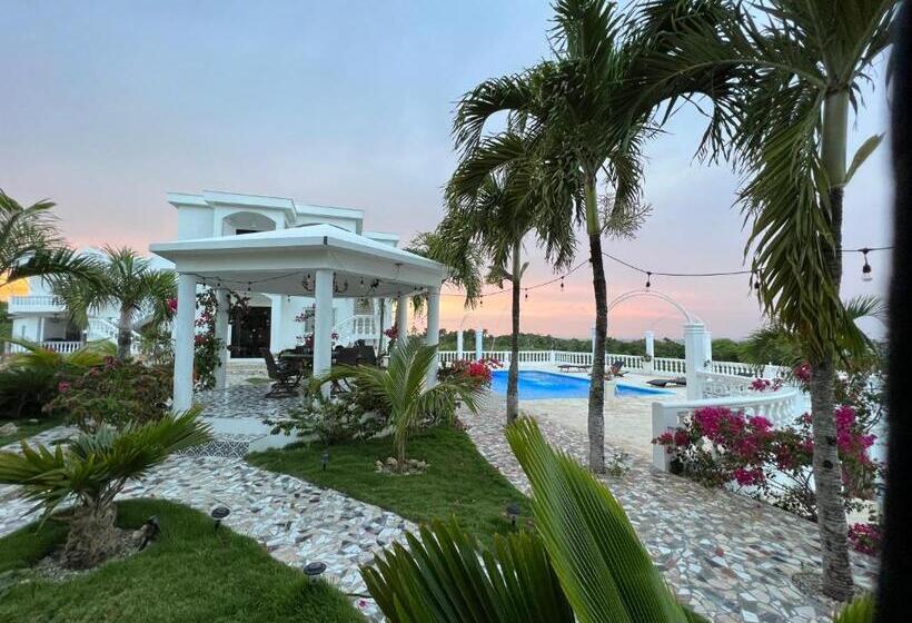 هتل Penthouse Luxury Suite With A 360 Ocean View, Balcony With Hot Tub