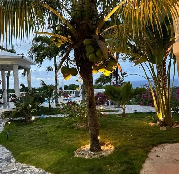 هتل Penthouse Luxury Suite With A 360 Ocean View, Balcony With Hot Tub