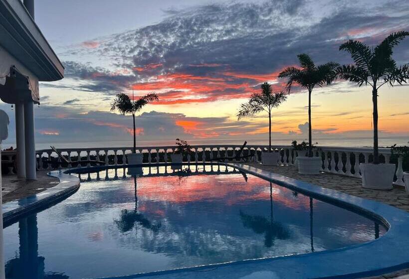 هتل Penthouse Luxury Suite With A 360 Ocean View, Balcony With Hot Tub