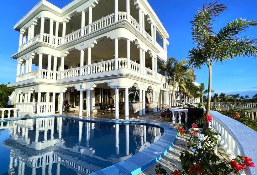 هتل Penthouse Luxury Suite With A 360 Ocean View, Balcony With Hot Tub