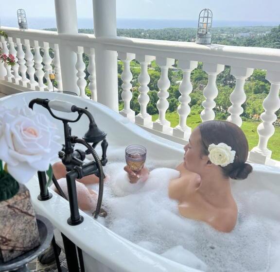 هتل Penthouse Luxury Suite With A 360 Ocean View, Balcony With Hot Tub