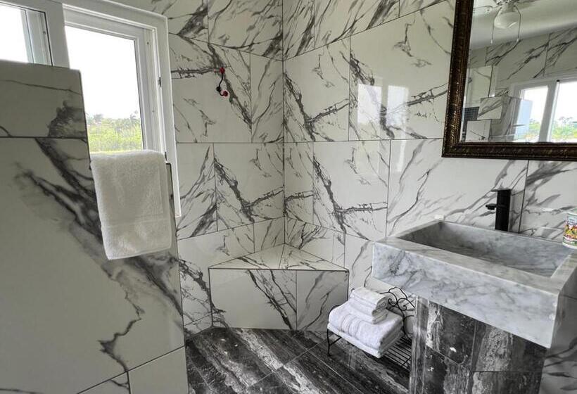 هتل Penthouse Luxury Suite With A 360 Ocean View, Balcony With Hot Tub