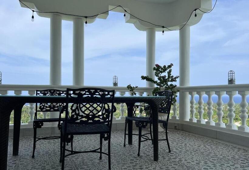 هتل Penthouse Luxury Suite With A 360 Ocean View, Balcony With Hot Tub