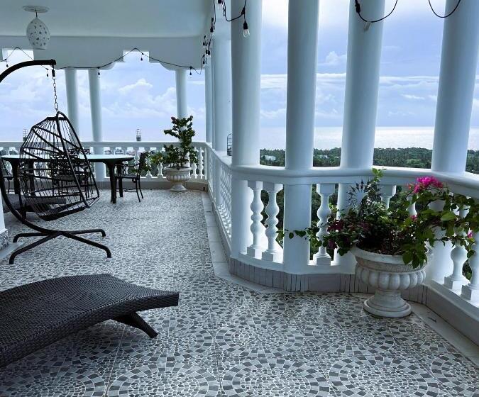 هتل Penthouse Luxury Suite With A 360 Ocean View, Balcony With Hot Tub