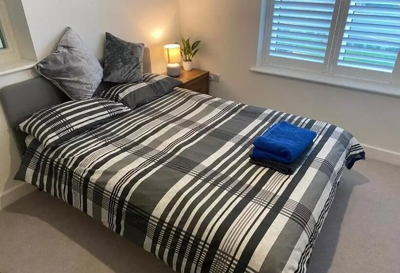 Majatalo Very Large Double Room With Corner Sofa, Sky Tv, Netflix Etc, Fridge And Microwave