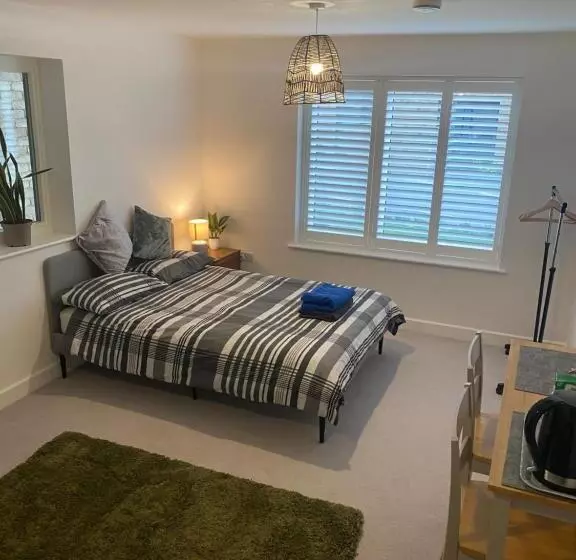 Majatalo Very Large Double Room With Corner Sofa, Sky Tv, Netflix Etc, Fridge And Microwave