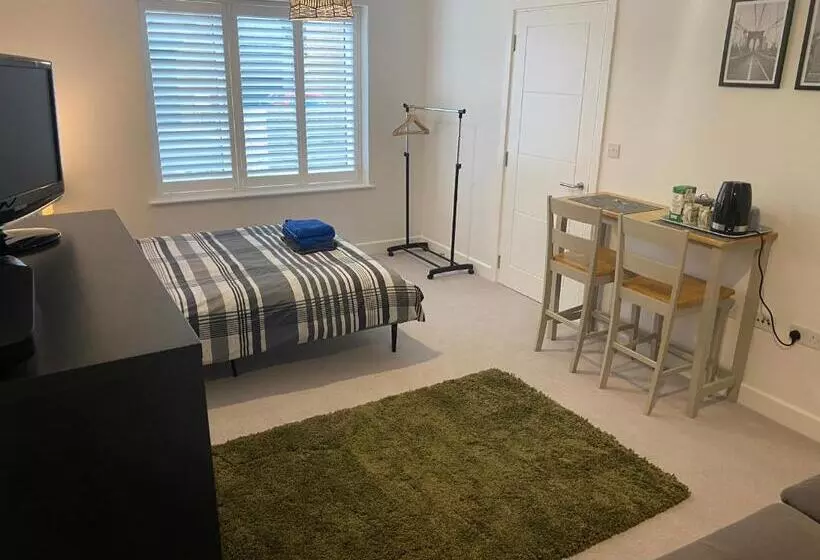 Majatalo Very Large Double Room With Corner Sofa, Sky Tv, Netflix Etc, Fridge And Microwave