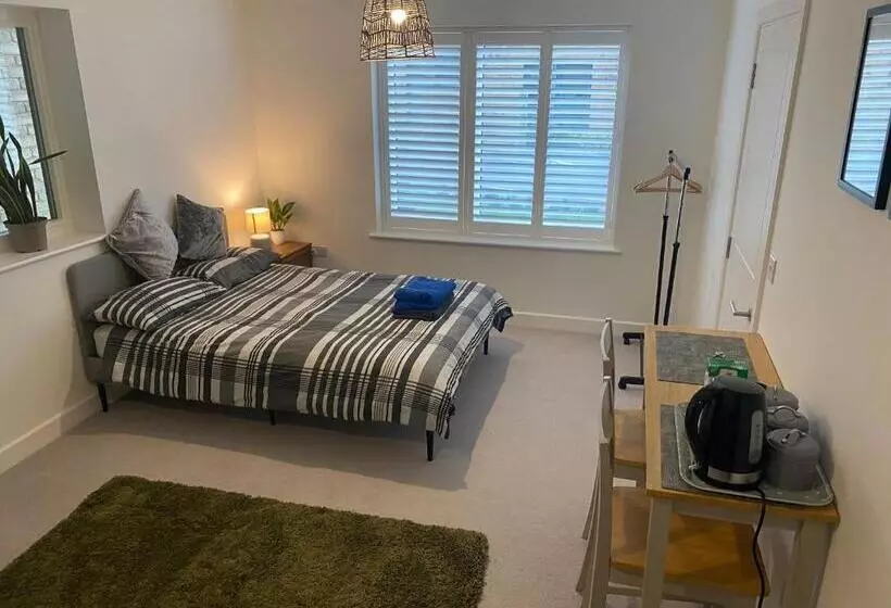 Majatalo Very Large Double Room With Corner Sofa, Sky Tv, Netflix Etc, Fridge And Microwave