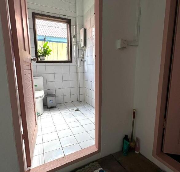 هاستل Seashell Guesthouse, Bar And Tattoos