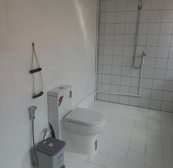 هاستل Seashell Guesthouse, Bar And Tattoos