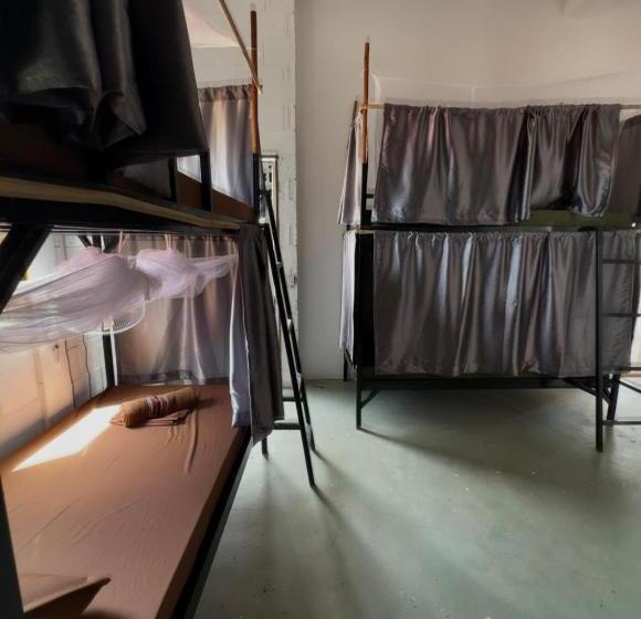 هاستل Seashell Guesthouse, Bar And Tattoos