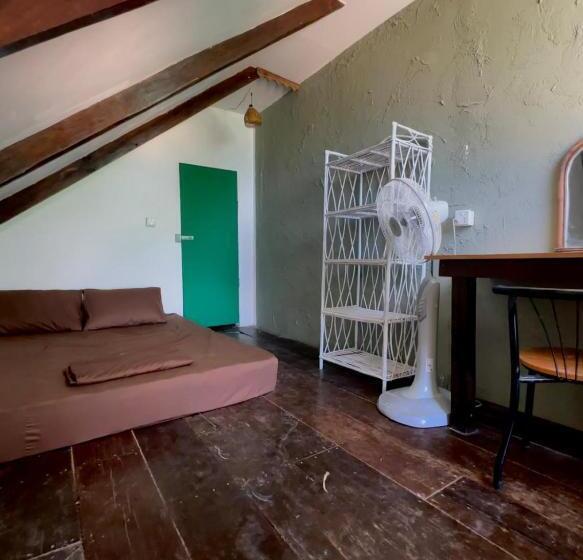 هاستل Seashell Guesthouse, Bar And Tattoos