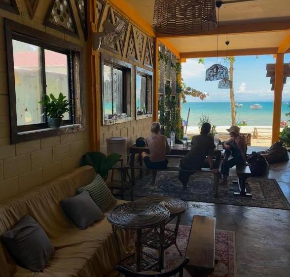 هاستل Seashell Guesthouse, Bar And Tattoos
