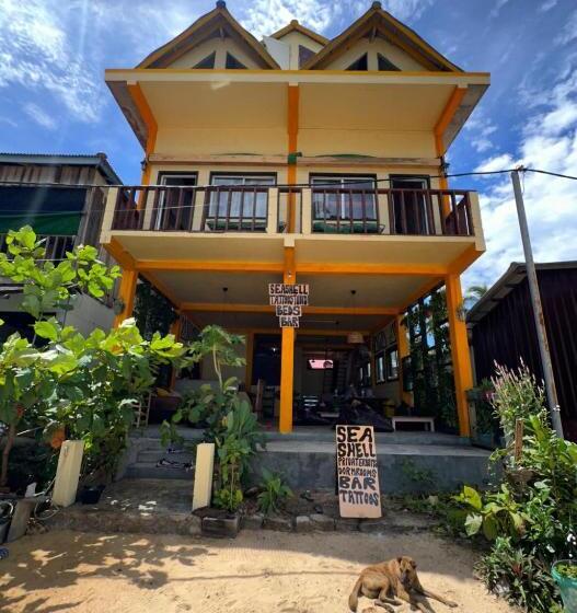 هاستل Seashell Guesthouse, Bar And Tattoos