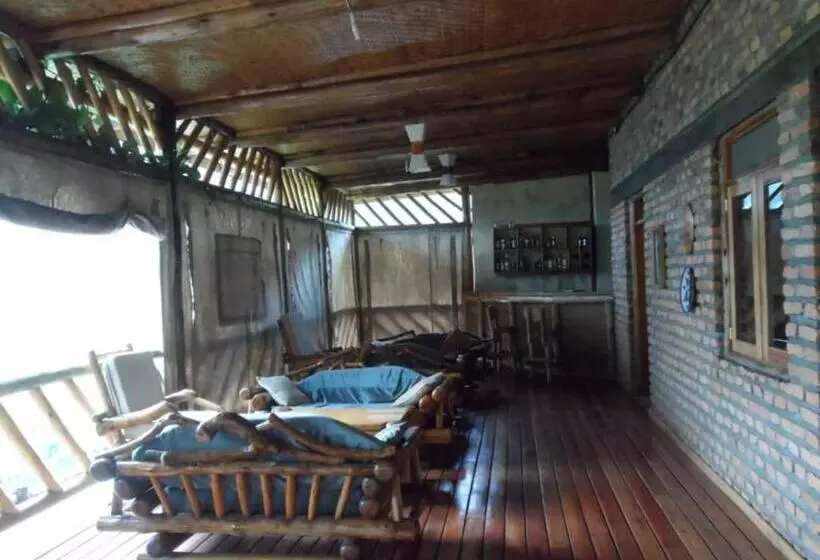 هتل Buhoma Community Haven Lodge