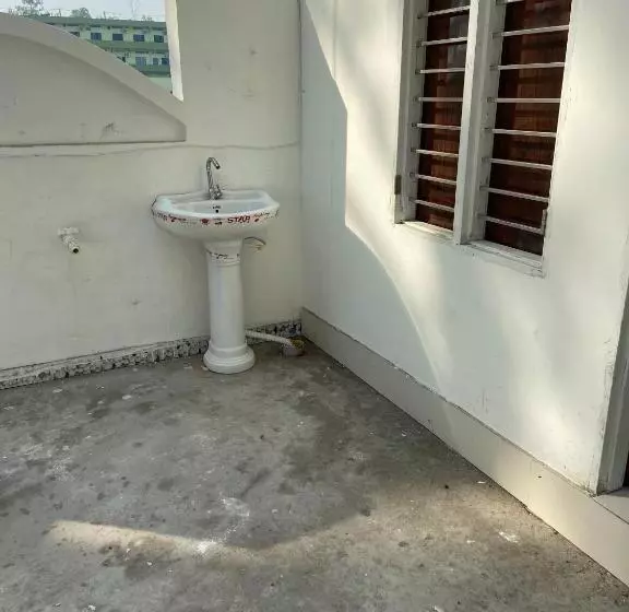 Hotelli Oyo 81257 Royal Guest House