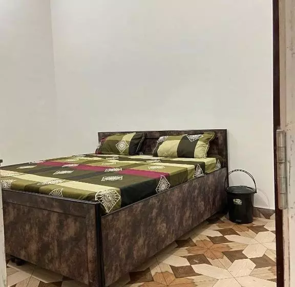 Hotelli Oyo 81257 Royal Guest House