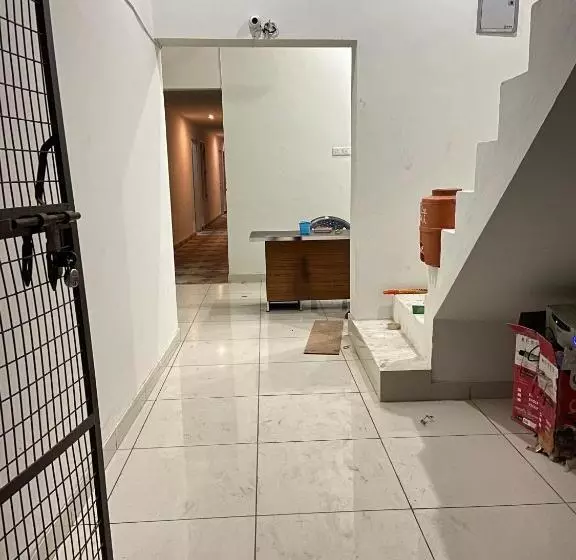 Hotelli Oyo 81257 Royal Guest House