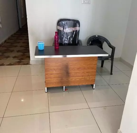 Hotelli Oyo 81257 Royal Guest House