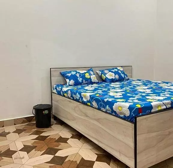 Hotelli Oyo 81257 Royal Guest House