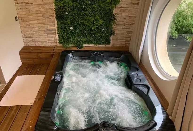 Majatalo Chambre Romantique Avec Jacuzzi Privée