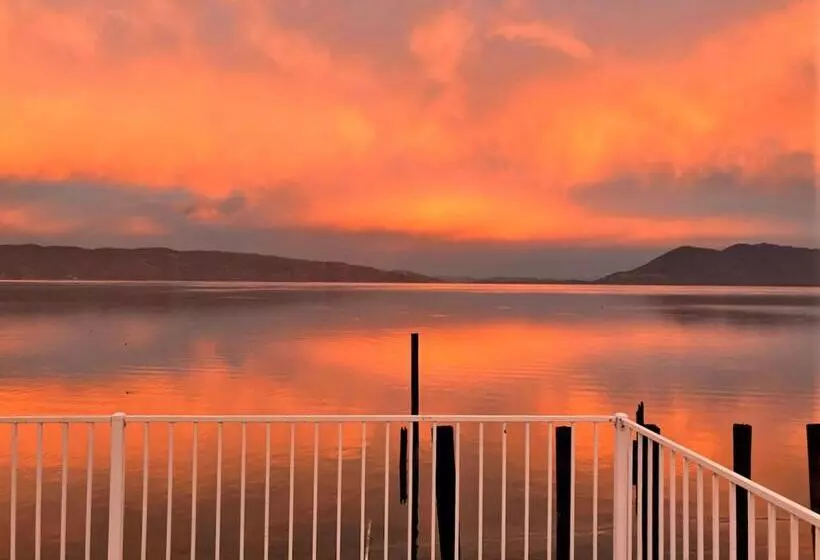 ホテル Lake Front Resort