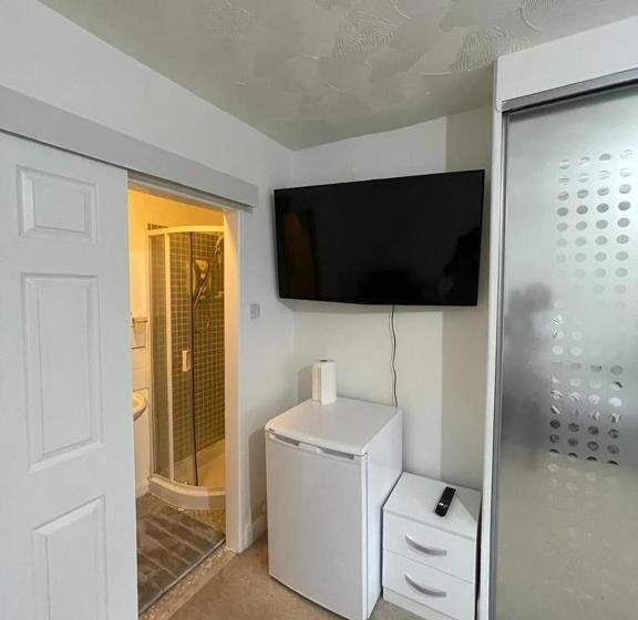 هتل کپسول Alder En Suite Self Caring Private Shower 2