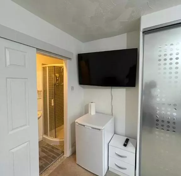 Kapselihotelli Alder En Suite Self Caring Private Shower 2