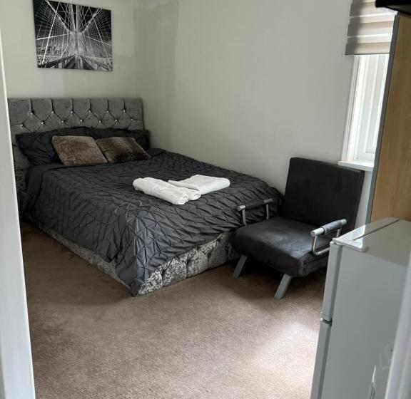 هتل کپسول Alder En Suite Self Caring Private Shower 2