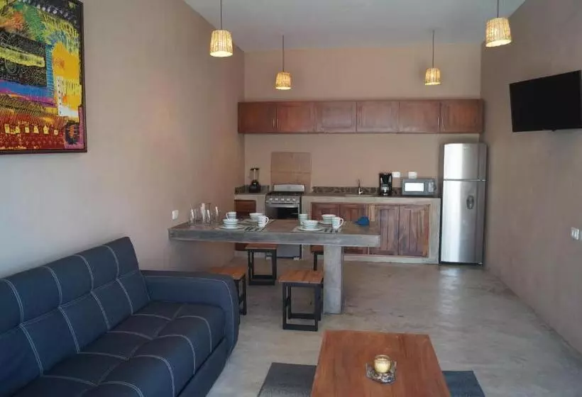 Hotelli Lya Beach House