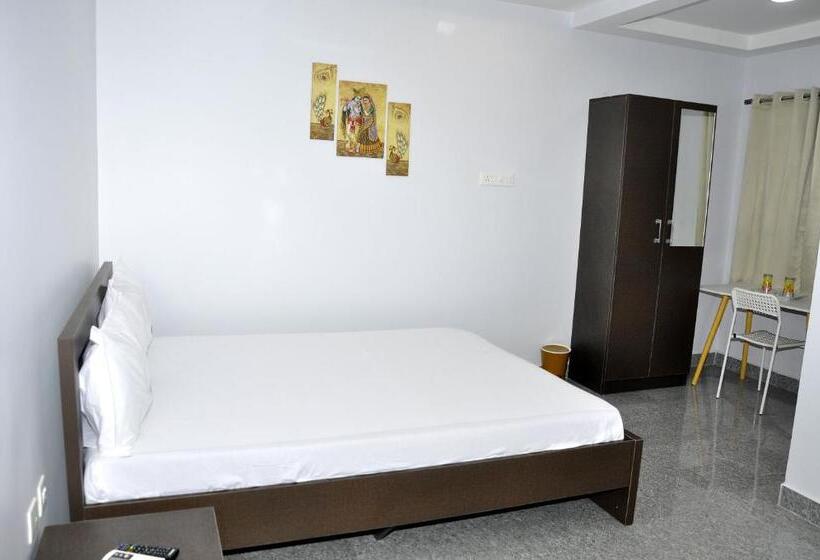 酒店 Royaleinn Sirkali