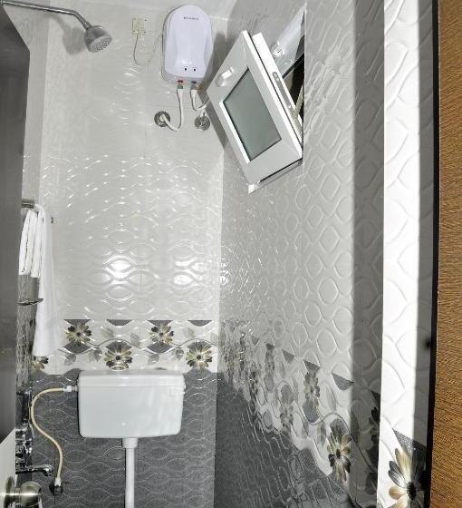 酒店 Royaleinn Sirkali