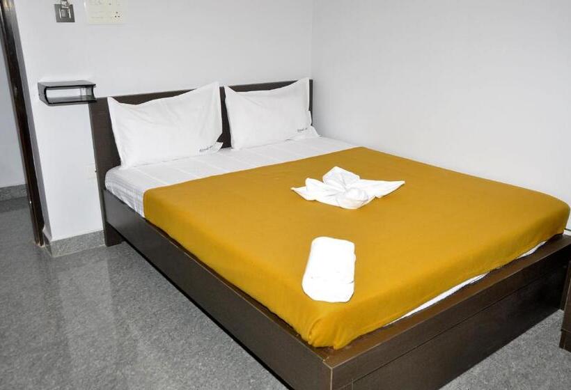 酒店 Royaleinn Sirkali