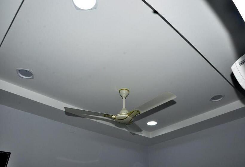 酒店 Royaleinn Sirkali