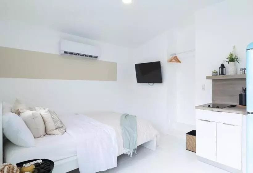 پانسیون Blue Door   Miami Studio