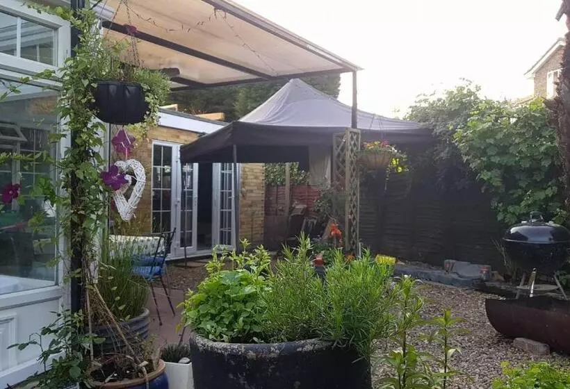 ベッドアンドブレックファースト Wisteria House Perfect For Contractors & Business