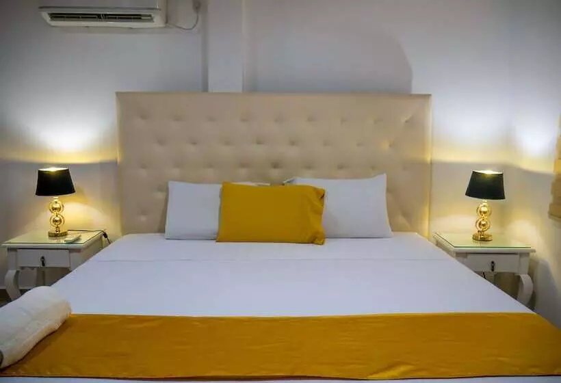 Hotelli The Royalty Inn